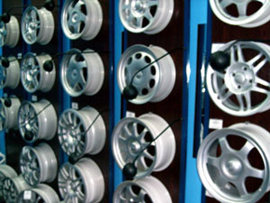 Кованые алюминиевые литые диски производства ВСМПО легче стальных (штампованных) на 40-50% и на 15-20% легче литых алюминиевых колес, в 1,5-2 раза превышают требуемый по ГОСТу уровень прочностных свойств, в 2 раза - пластических. Обеспечивается очень высокая коррозионная устойчивость за счет применяемого cплава и трёхслойного лакокрасочного покрытия. Хороший отвод тепла от тормозного узла. Длительный срок эксплуатации в любых климатических и дорожных условиях. Отсутствие дисбаланса. 